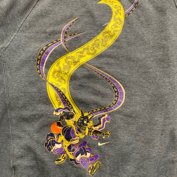 💨 Early 2000s “Flying Dragon” Nike Hoodie (Sz M) - Picture 2 of 7